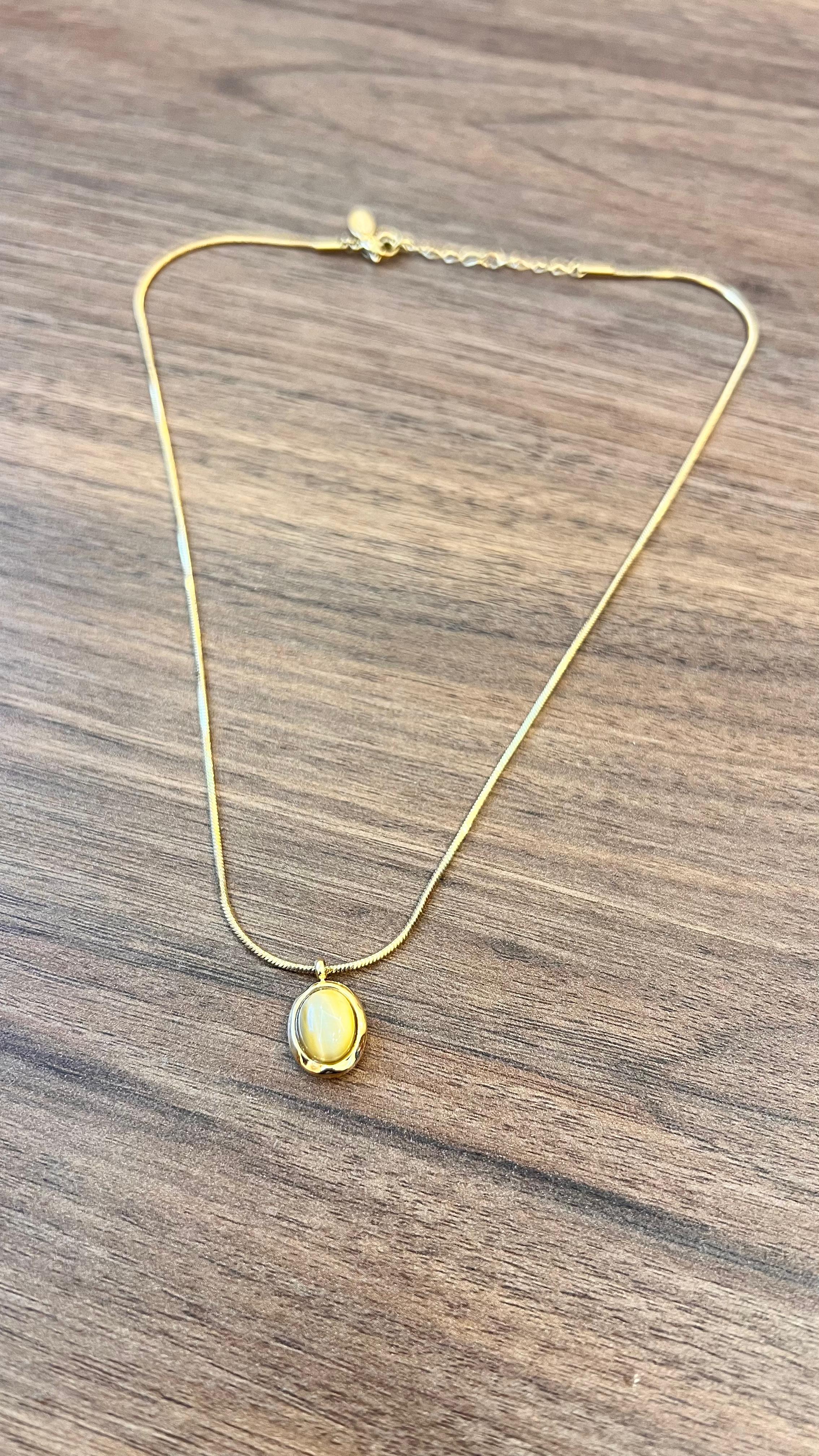 Collier Pendentif Œil de Chat Doré, Chaîne Serpent Élégante, Bijou Pierre Naturelle Cabochon Ovale, Cadeau Femme Minimaliste et Chic