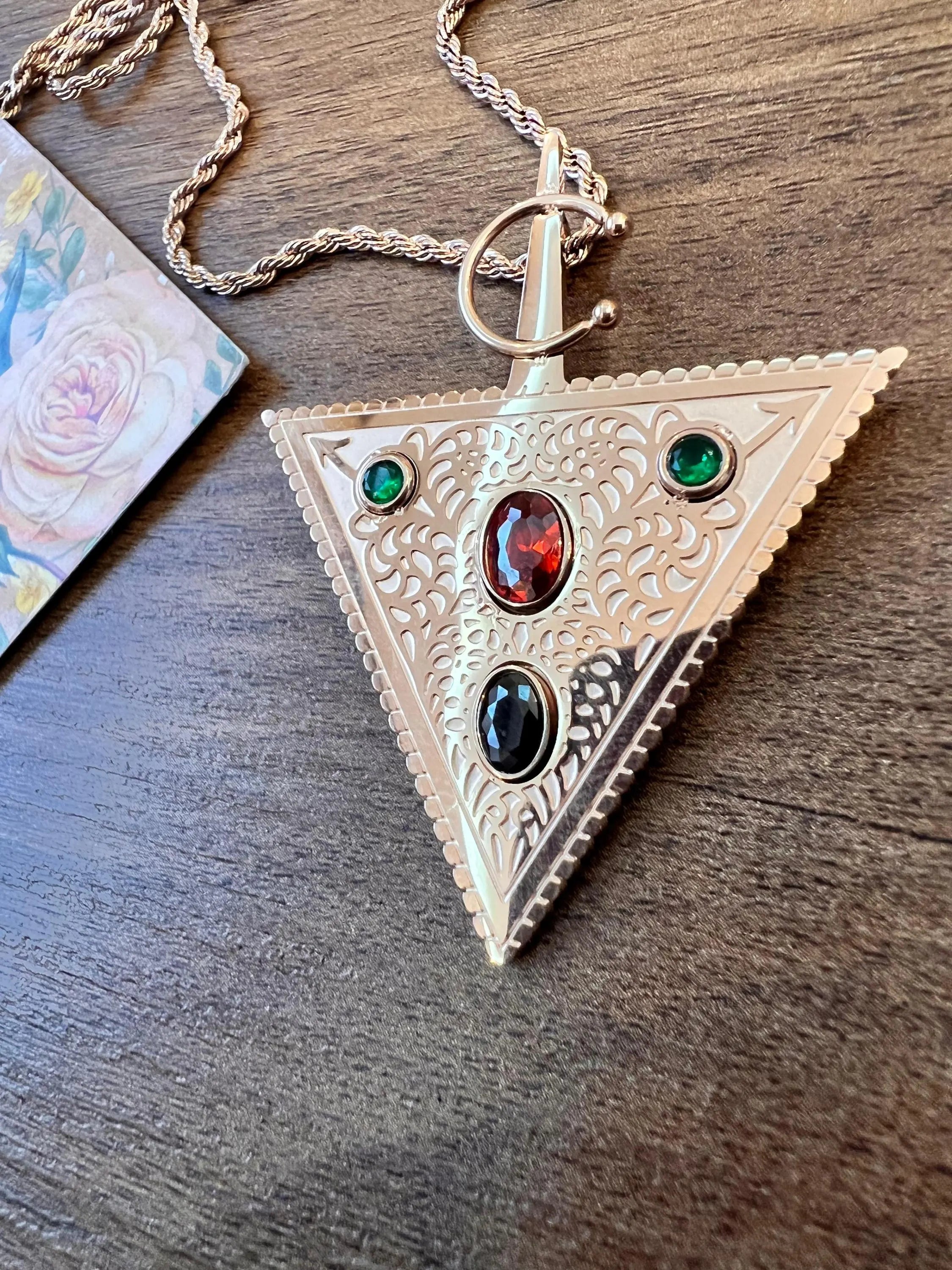 Collier Pendentif Triangle Berbère en Or Rose Talisman mystique