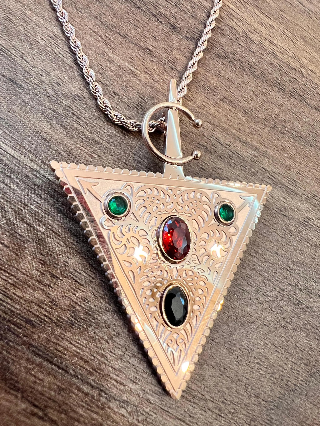 Collier Pendentif Triangle Berbère en Or Rose Talisman mystique