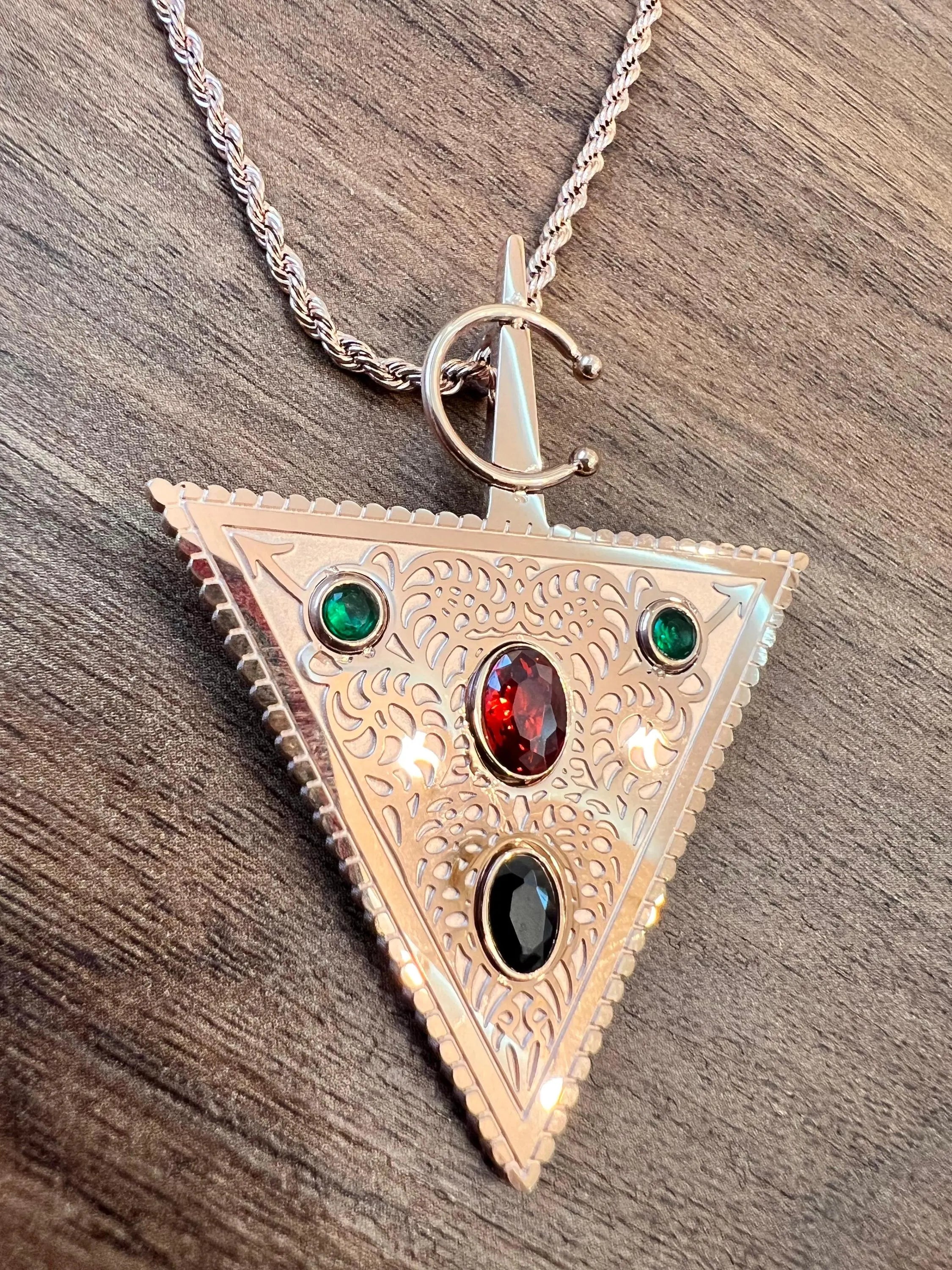 Collier Pendentif Triangle Berbère en Or Rose Talisman mystique