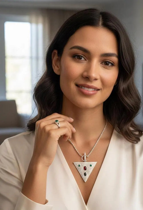 Collier Pendentif Triangle Berbère en Or Rose Talisman mystique