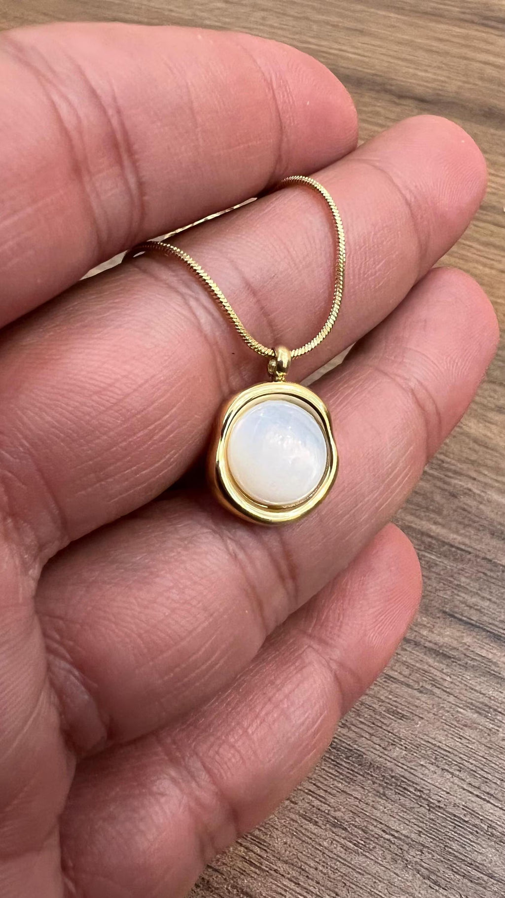 Collier Pendentif Nacre Blanche et Or