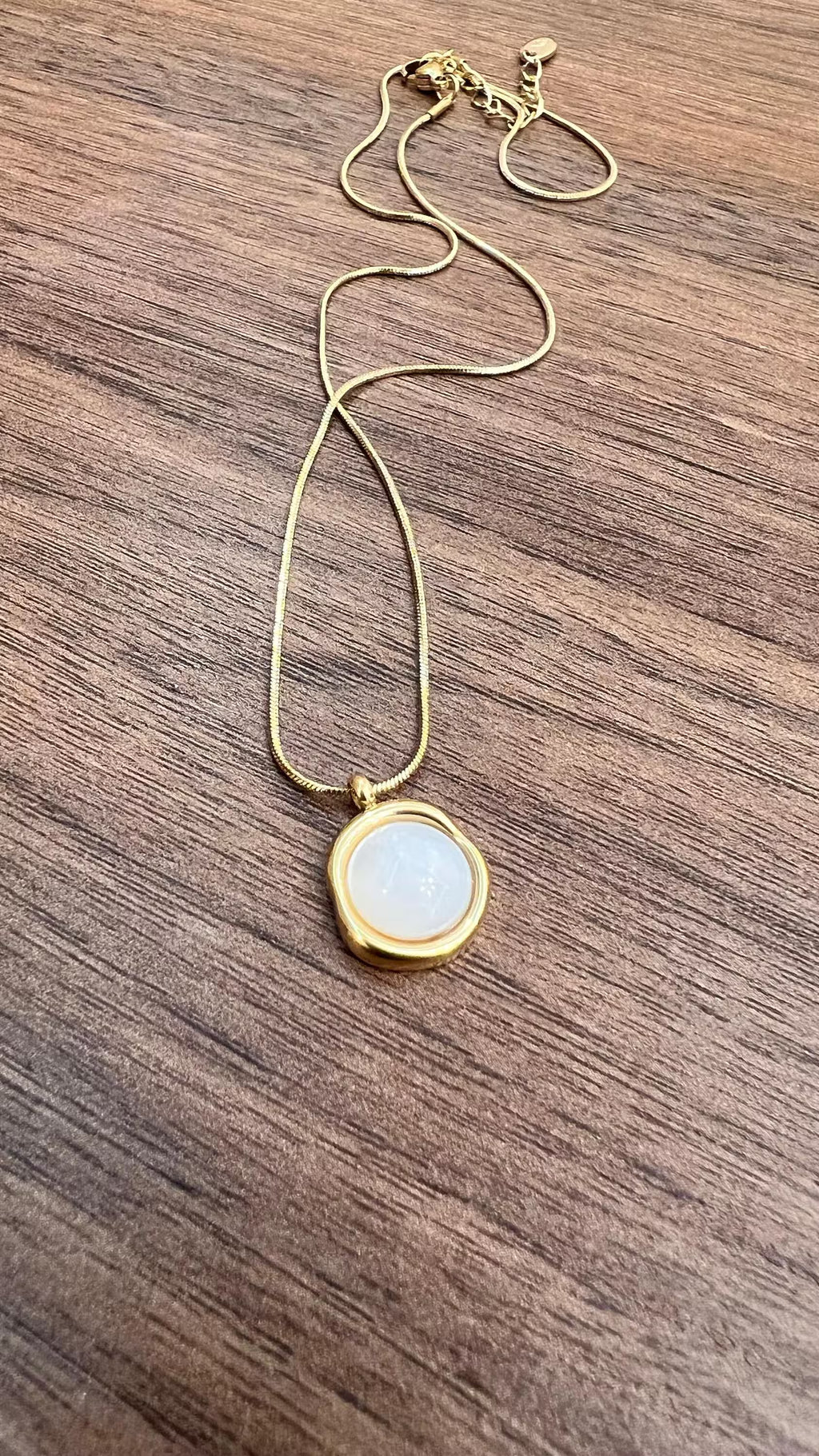 Collier Pendentif Nacre Blanche et Or