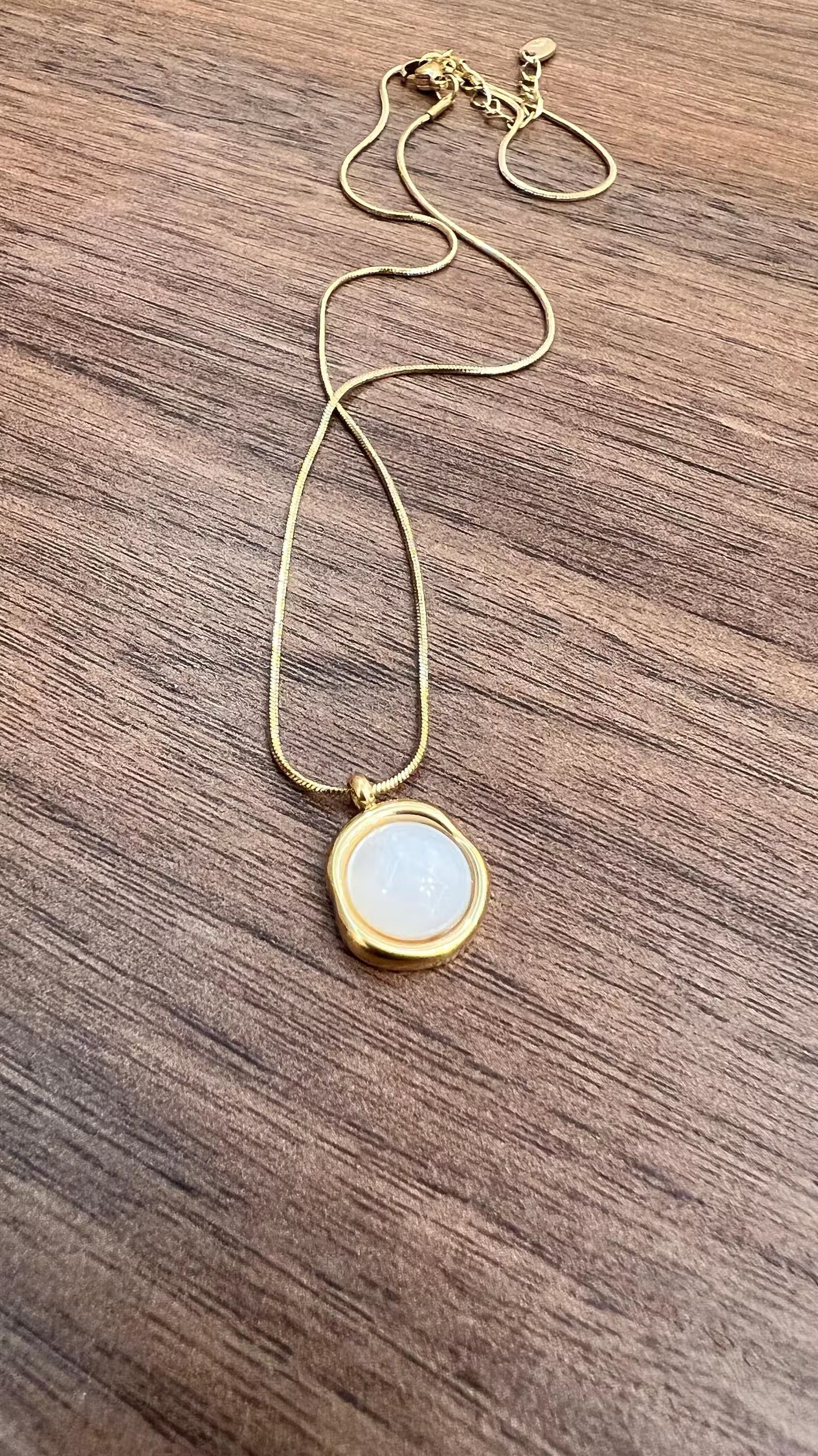 Collier Pendentif Nacre Blanche et Or