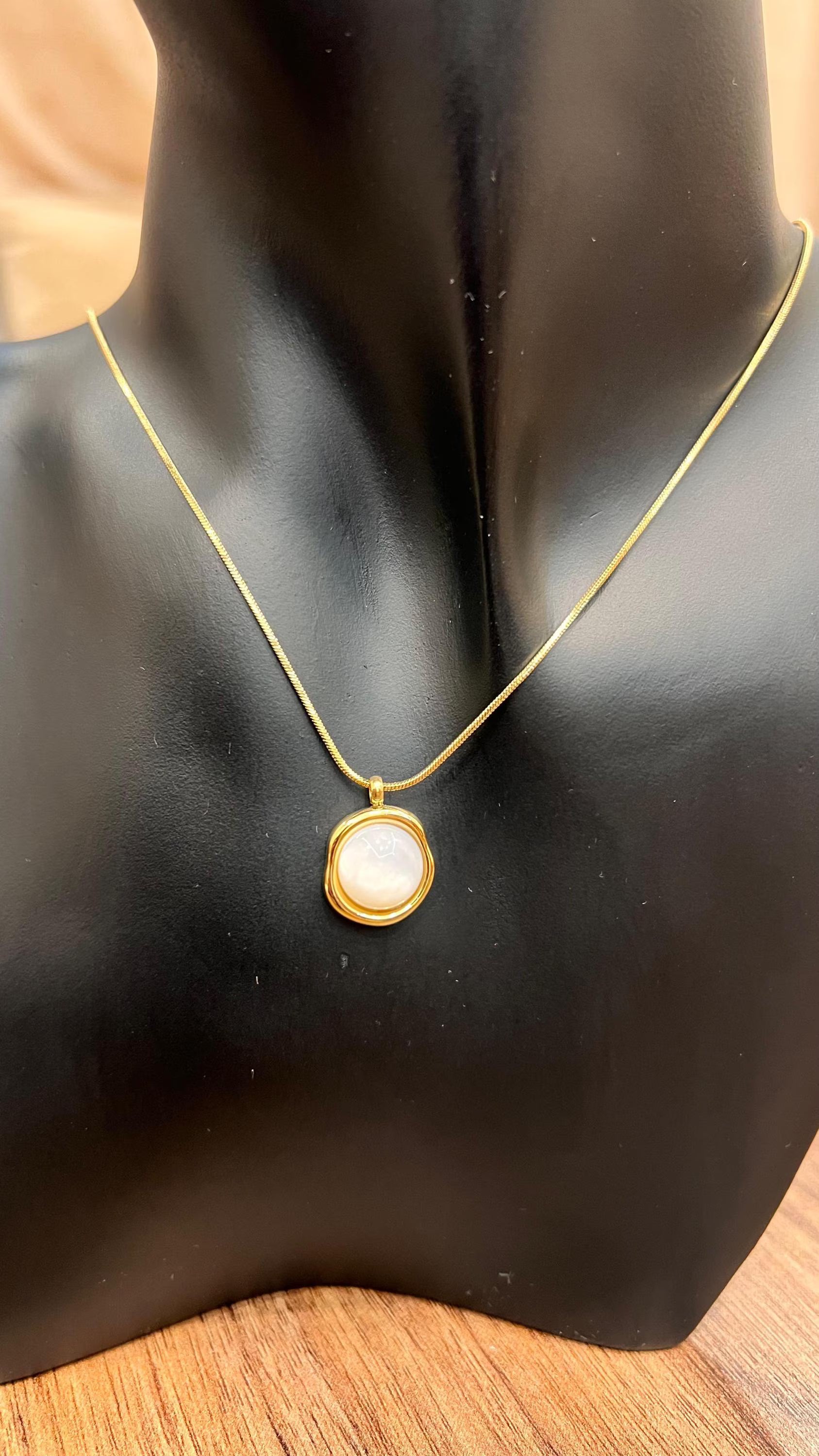 Collier Pendentif Nacre Blanche et Or