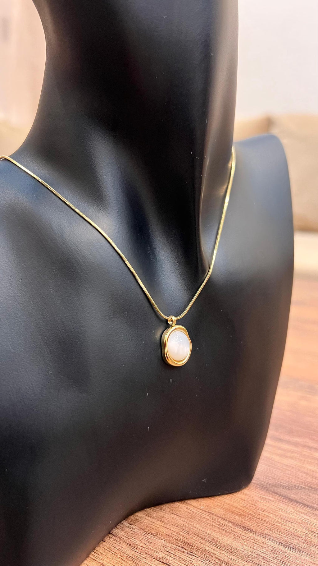 Collier Pendentif Nacre Blanche et Or