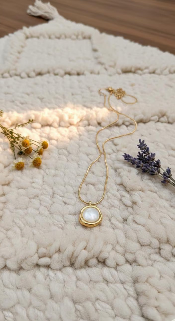 Collier Pendentif Nacre Blanche et Or