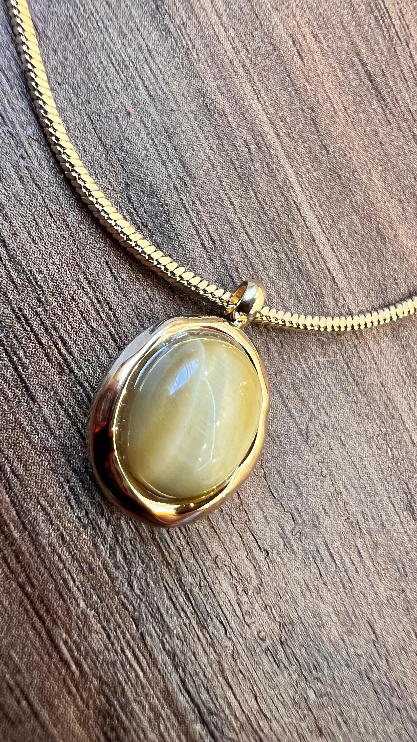 Collier Pendentif Œil de Chat Doré, Chaîne Serpent Élégante, Bijou Pierre Naturelle Cabochon Ovale, Cadeau Femme Minimaliste et Chic