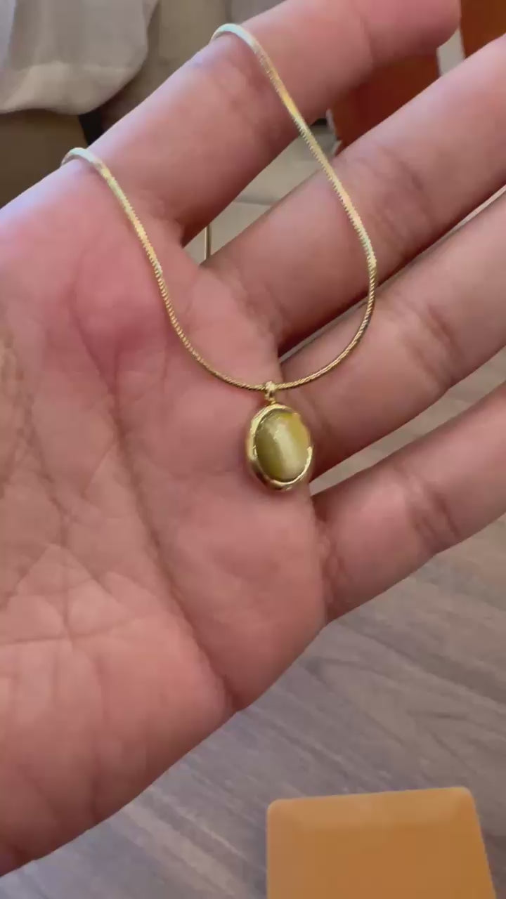 Collier Pendentif Œil de Chat Doré, Chaîne Serpent Élégante, Bijou Pierre Naturelle Cabochon Ovale, Cadeau Femme Minimaliste et Chic